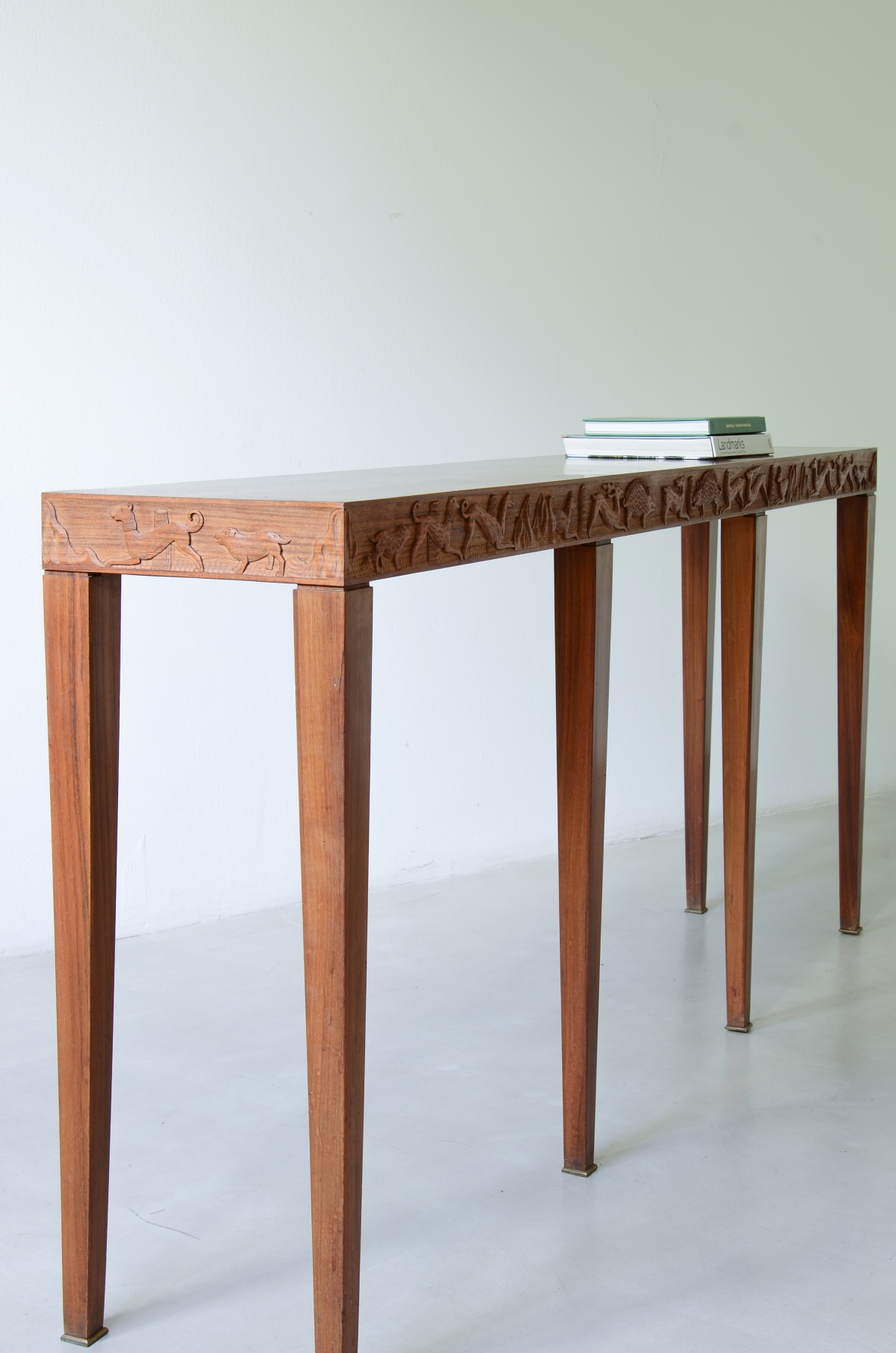 Elegante console in rovere con fascia finemente intagliata con scene di caccia