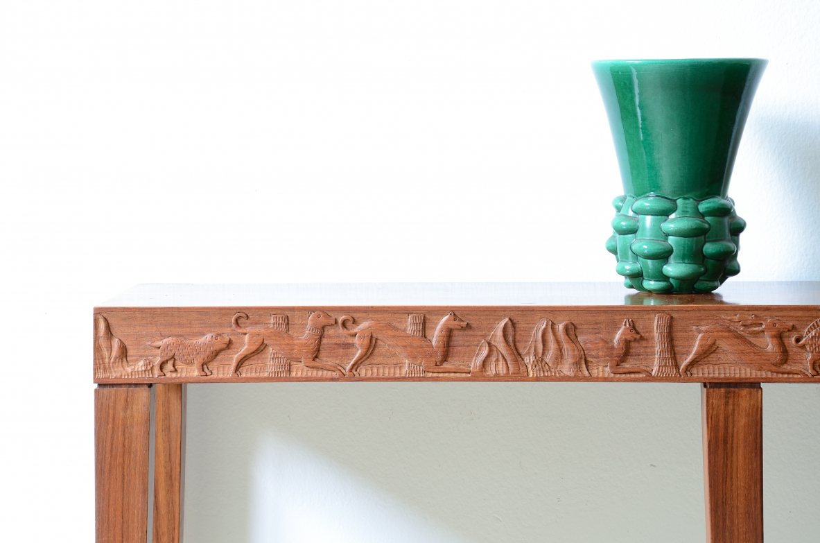 Elegante console in rovere con fascia finemente intagliata con scene di caccia