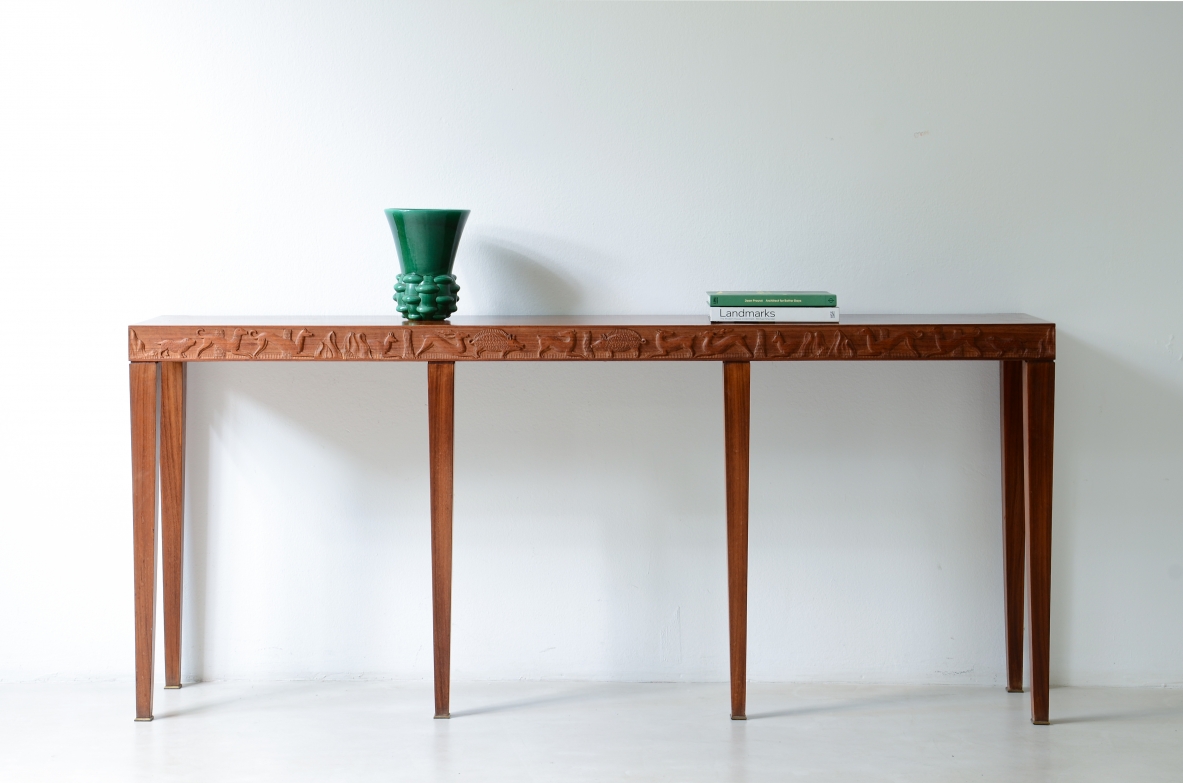 Elegante console in rovere con fascia finemente intagliata con scene di caccia