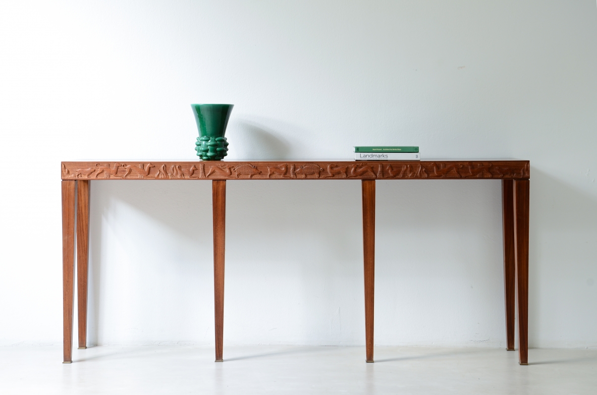 Elegante console in rovere con fascia finemente intagliata con scene di caccia