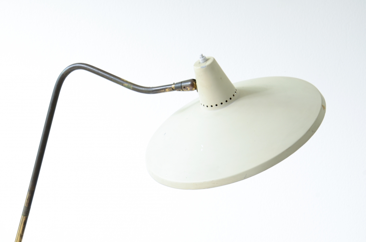Giuseppe Ostuni  Lampada da terra in ottone con diffusore in metallo 