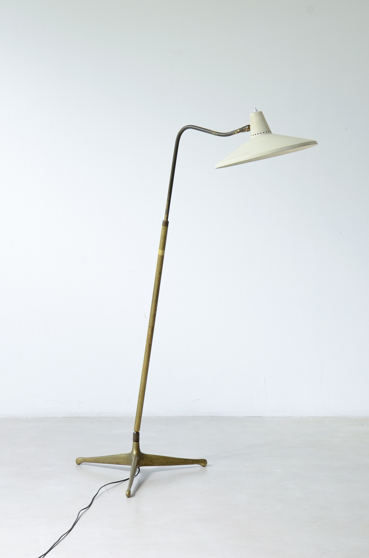 Giuseppe Ostuni  Lampada da terra in ottone con diffusore in metallo 