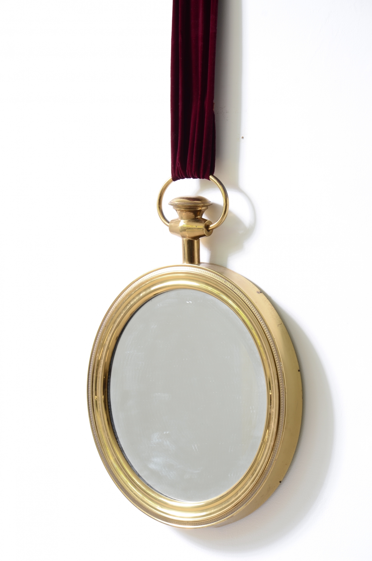 Elegante specchio in ottone sagomato nello stile di Piero Fornasetti. Anni '50