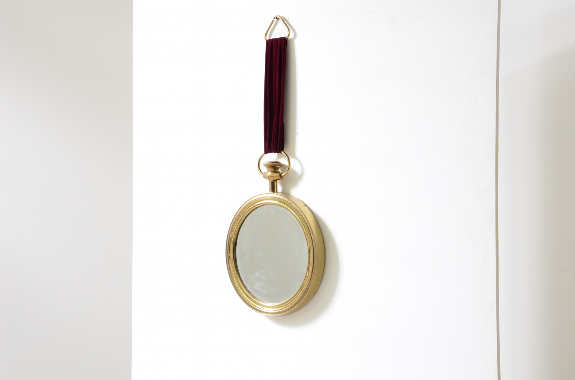 Elegante specchio in ottone sagomato nello stile di Piero Fornasetti. Anni '50