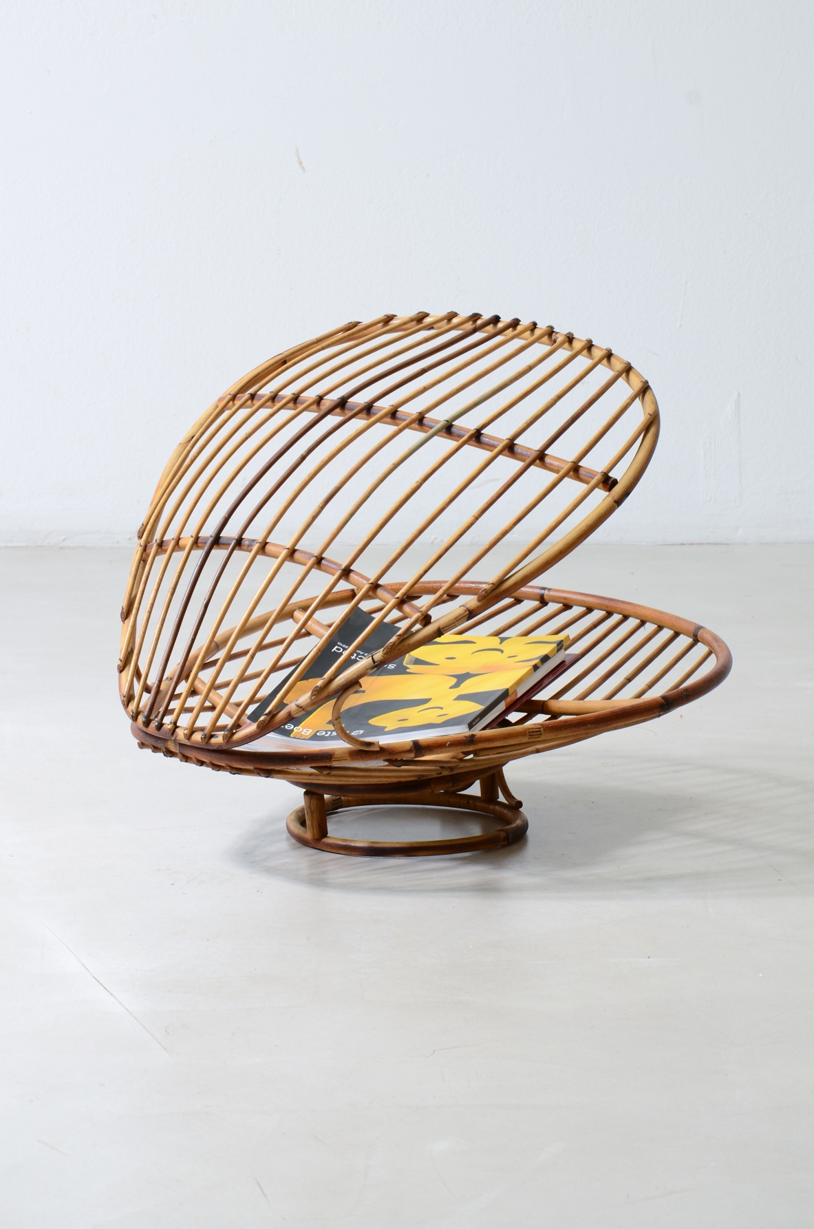 shell-shaped magazine rack made of curved reed.  Bonacina manufacture, circa 1960s.