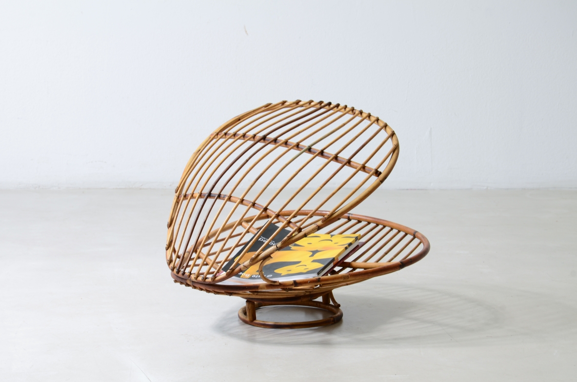 shell-shaped magazine rack made of curved reed.  Bonacina manufacture, circa 1960s.