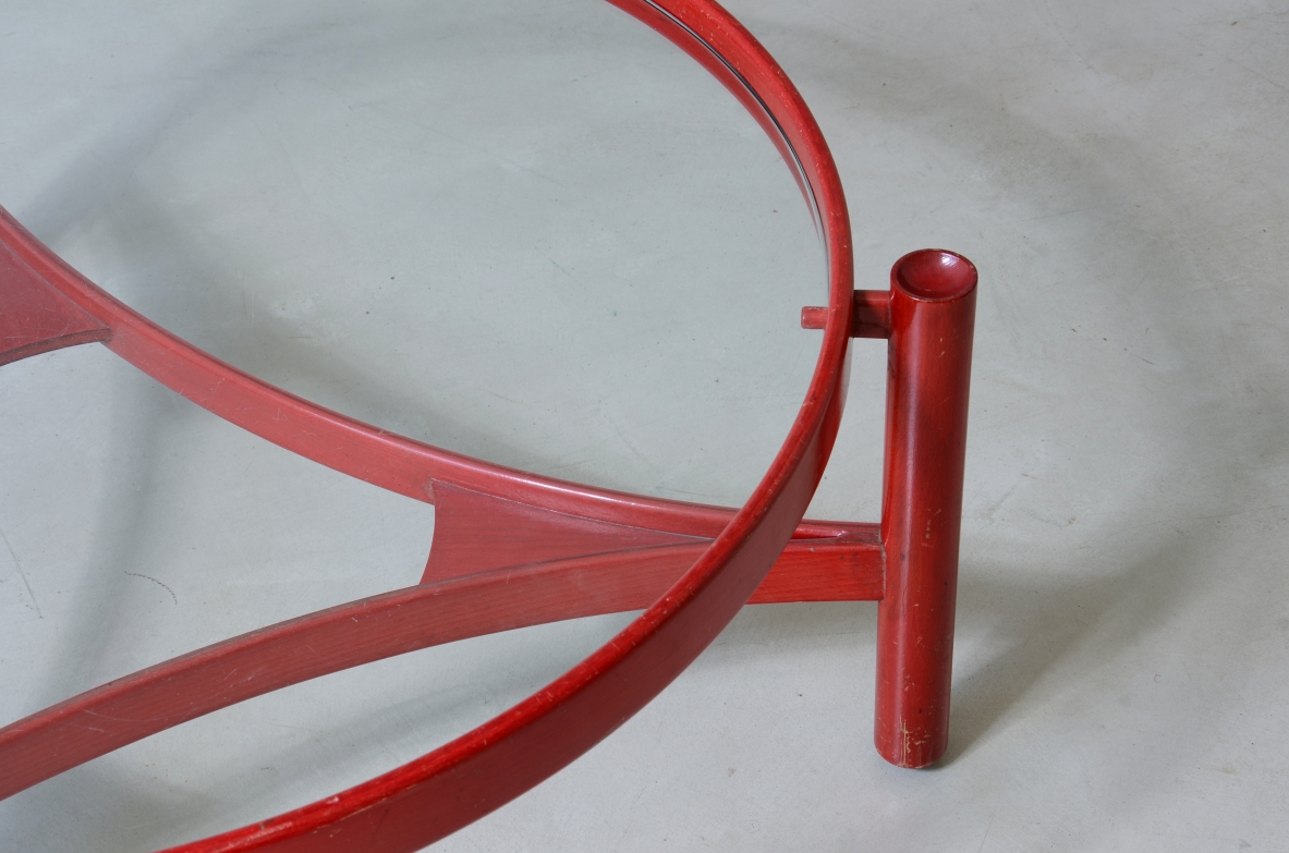 Gianfranco Frattini Raro modello di tavolino in legno curvato tinto all anilina rossa Manifattura Cassina, 1965ca.