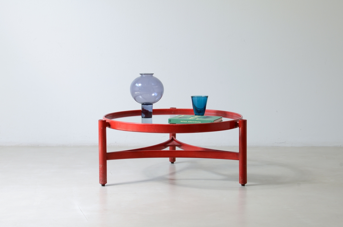 Gianfranco Frattini Raro modello di tavolino in legno curvato tinto all anilina rossa Manifattura Cassina, 1965ca.