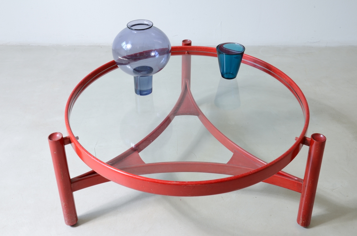Gianfranco Frattini Raro modello di tavolino in legno curvato tinto all anilina rossa Manifattura Cassina, 1965ca.