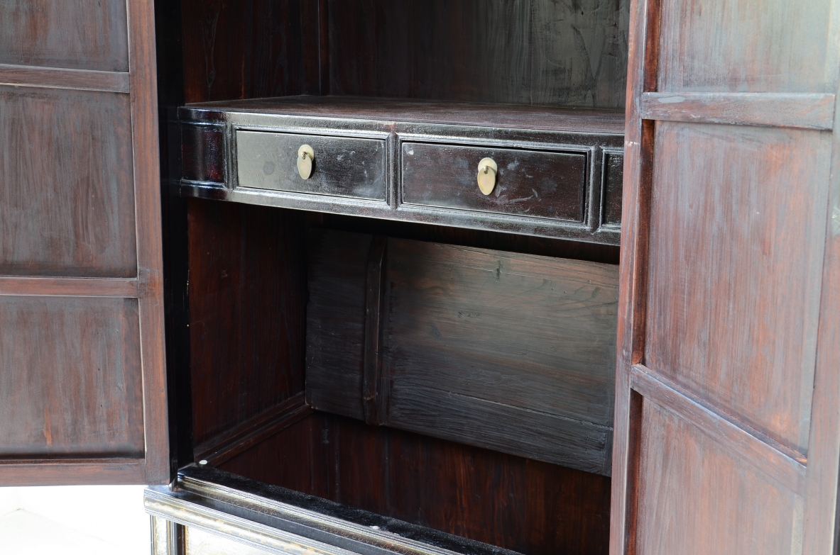 important pair of cabinets dating back to the Qing Dynasty (19th century).