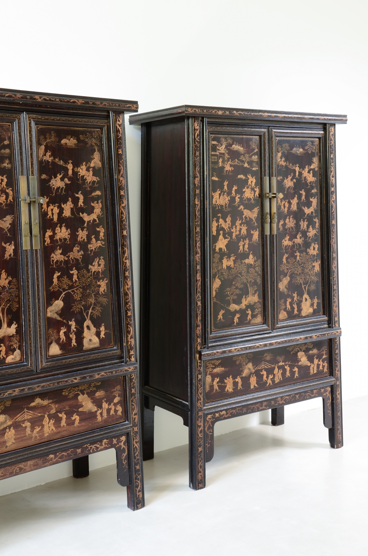 important pair of cabinets dating back to the Qing Dynasty (19th century).