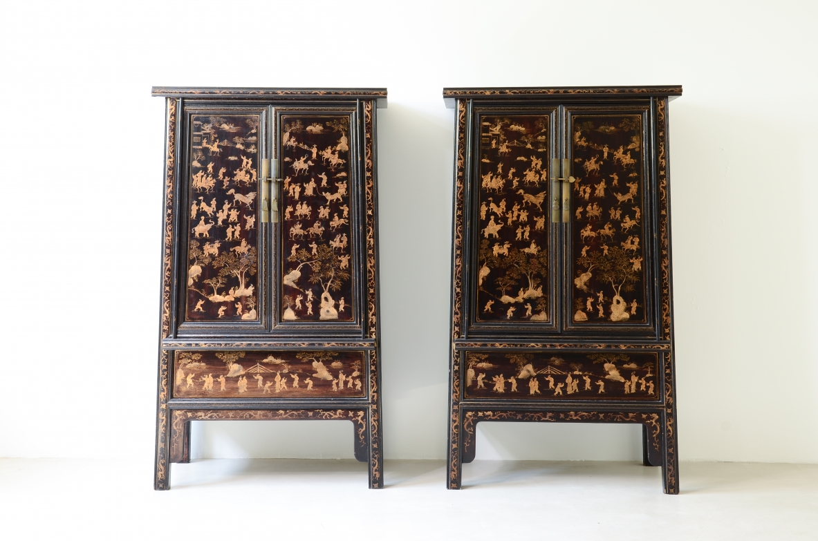 important pair of cabinets distinguished by the refined gold appliqués that embellish the lacquered surfaces., dating back to the Qing Dynasty (19th century).
