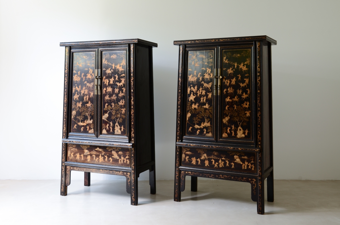 important pair of cabinets dating back to the Qing Dynasty (19th century).