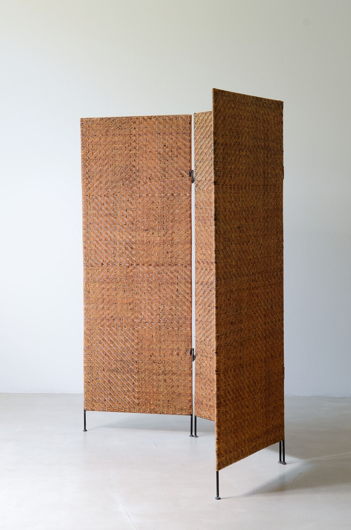 Three-panel screen in woven raffia, French manufacture, circa 1960.