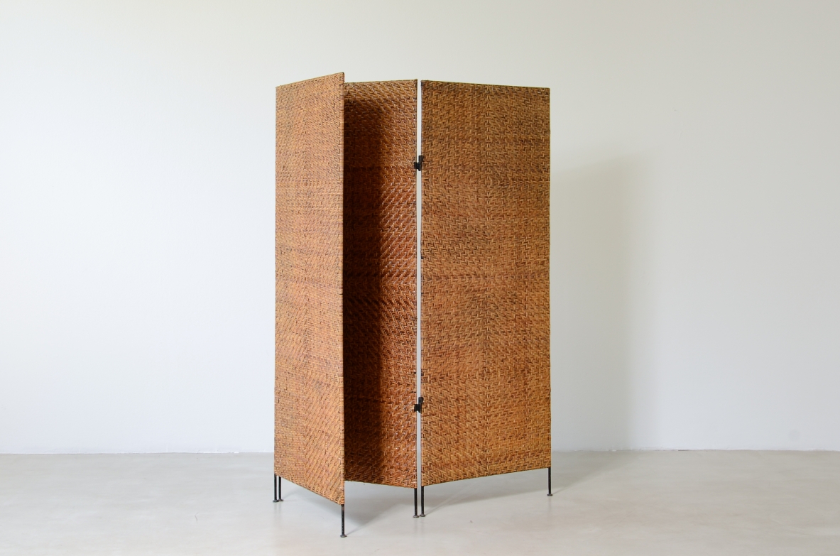 Three-panel screen in woven raffia, French manufacture, circa 1960.