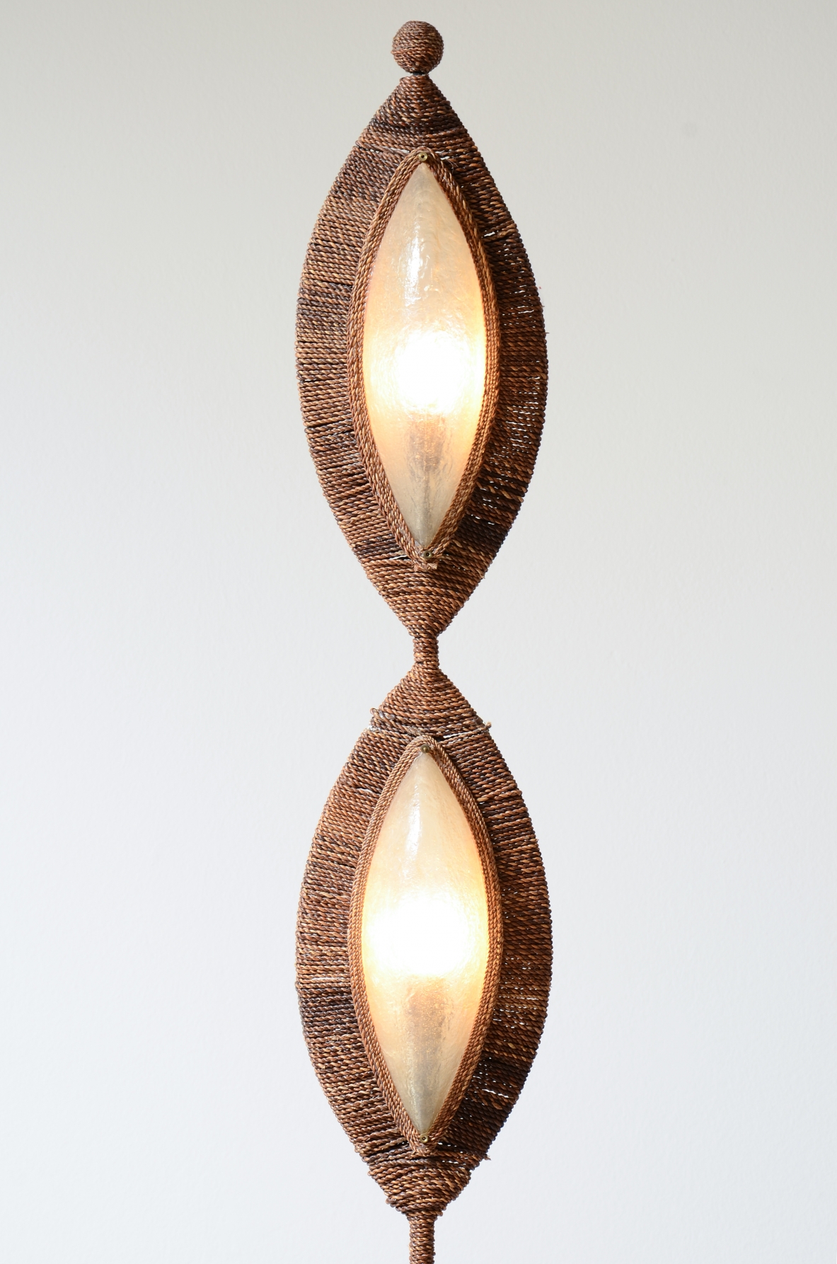 Rara lampada da terra in bronzo rivestito in corda, Manifattura francese anni 60ca.