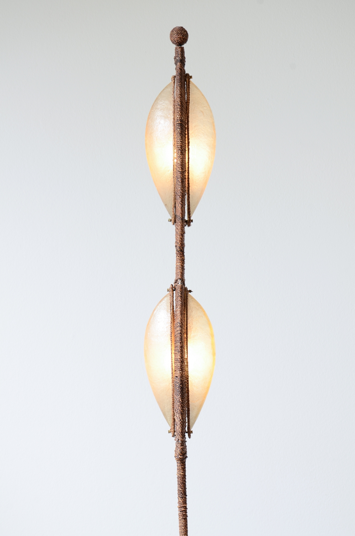 Rara lampada da terra in bronzo rivestito in corda, Manifattura francese anni 60ca.