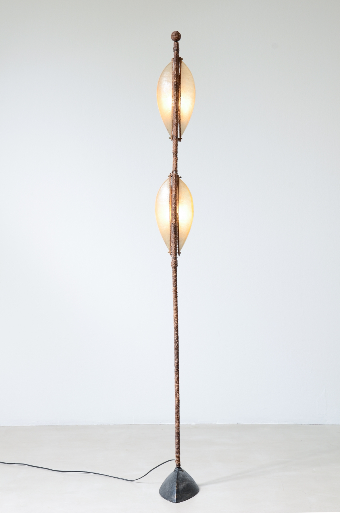 Rara lampada da terra in bronzo rivestito in corda, Manifattura francese anni 60ca.