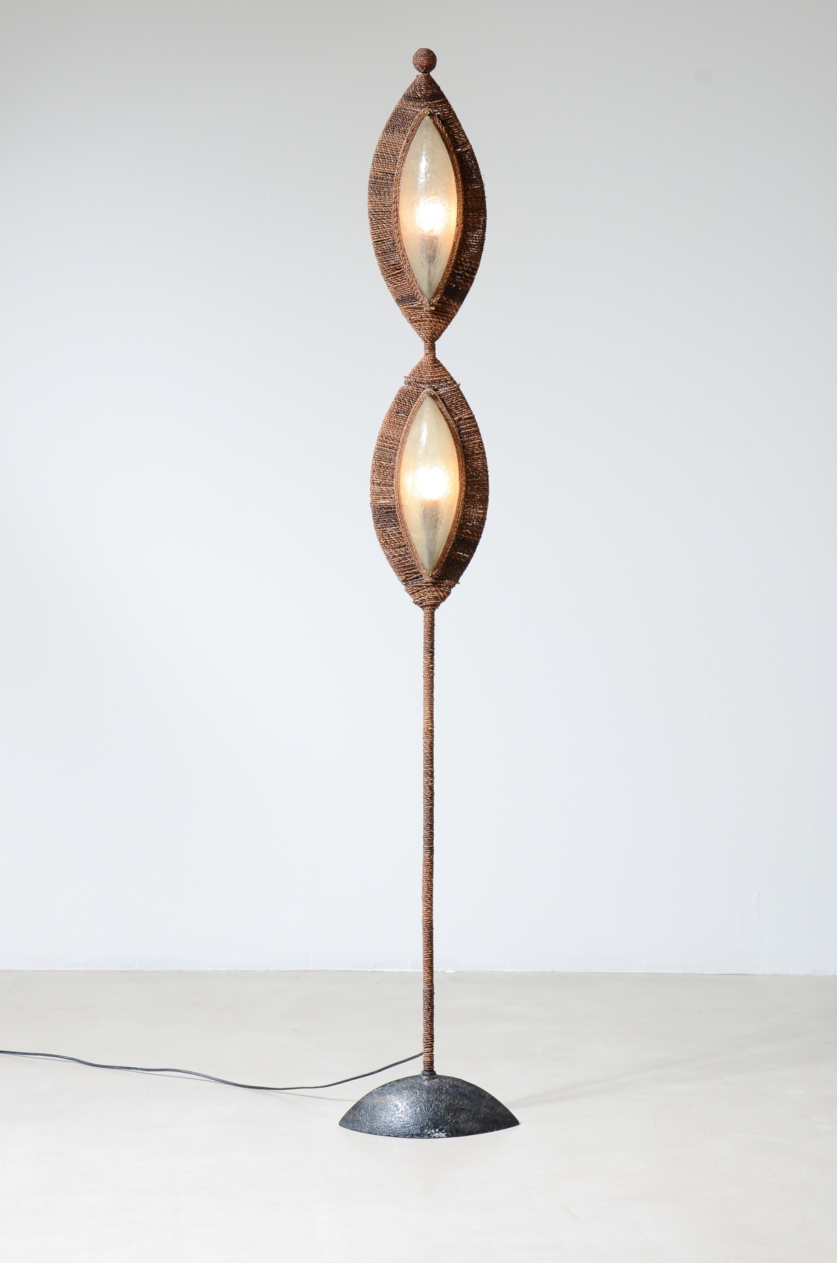Rara lampada da terra in bronzo rivestito in corda, Manifattura francese anni 60ca.