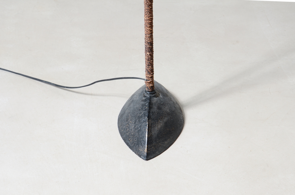 Rara lampada da terra in bronzo rivestito in corda, Manifattura francese anni 60ca.