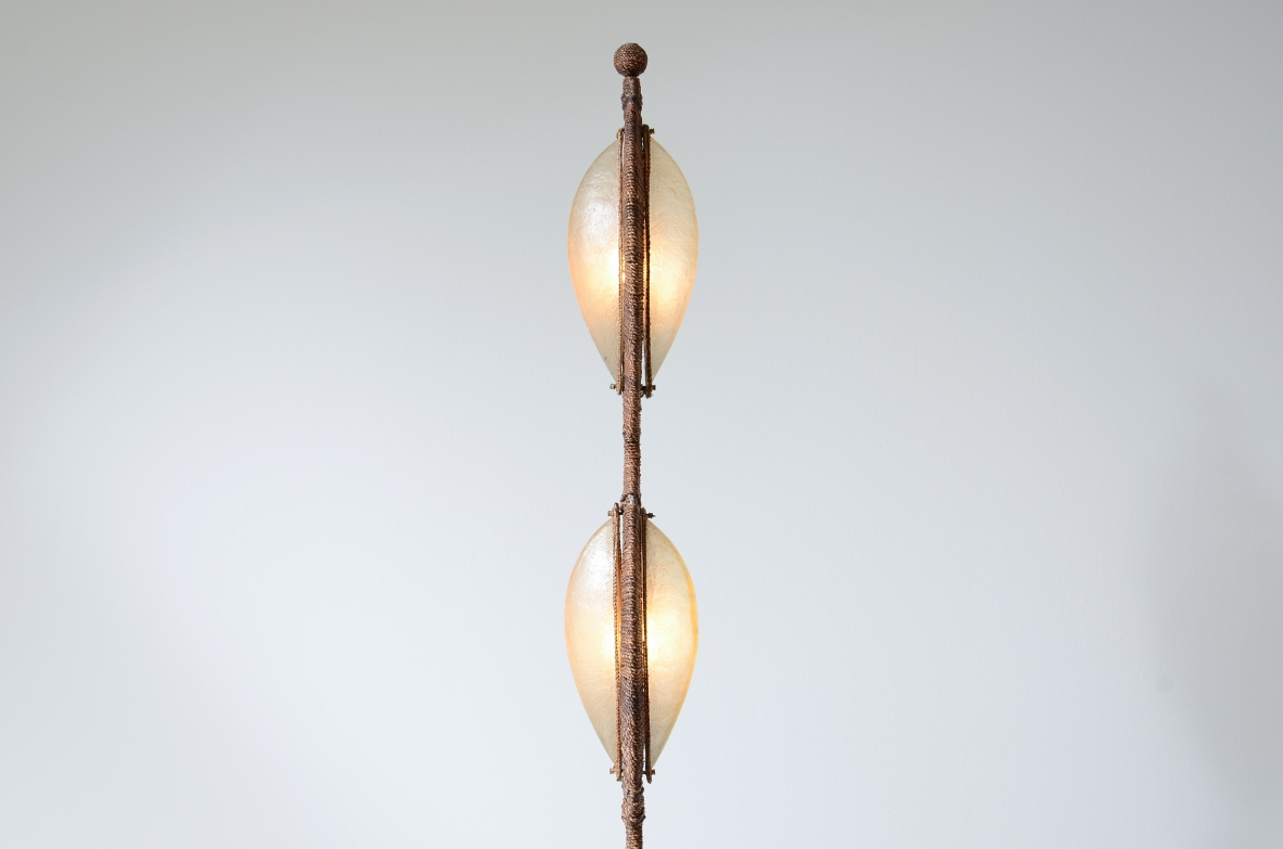 Rara lampada da terra in bronzo rivestito in corda, Manifattura francese anni 60ca.