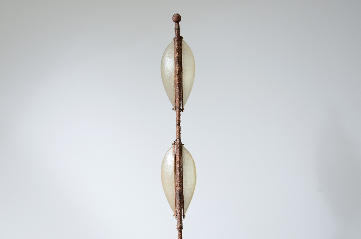 Rara lampada da terra in bronzo rivestito in corda, Manifattura francese anni 60ca.