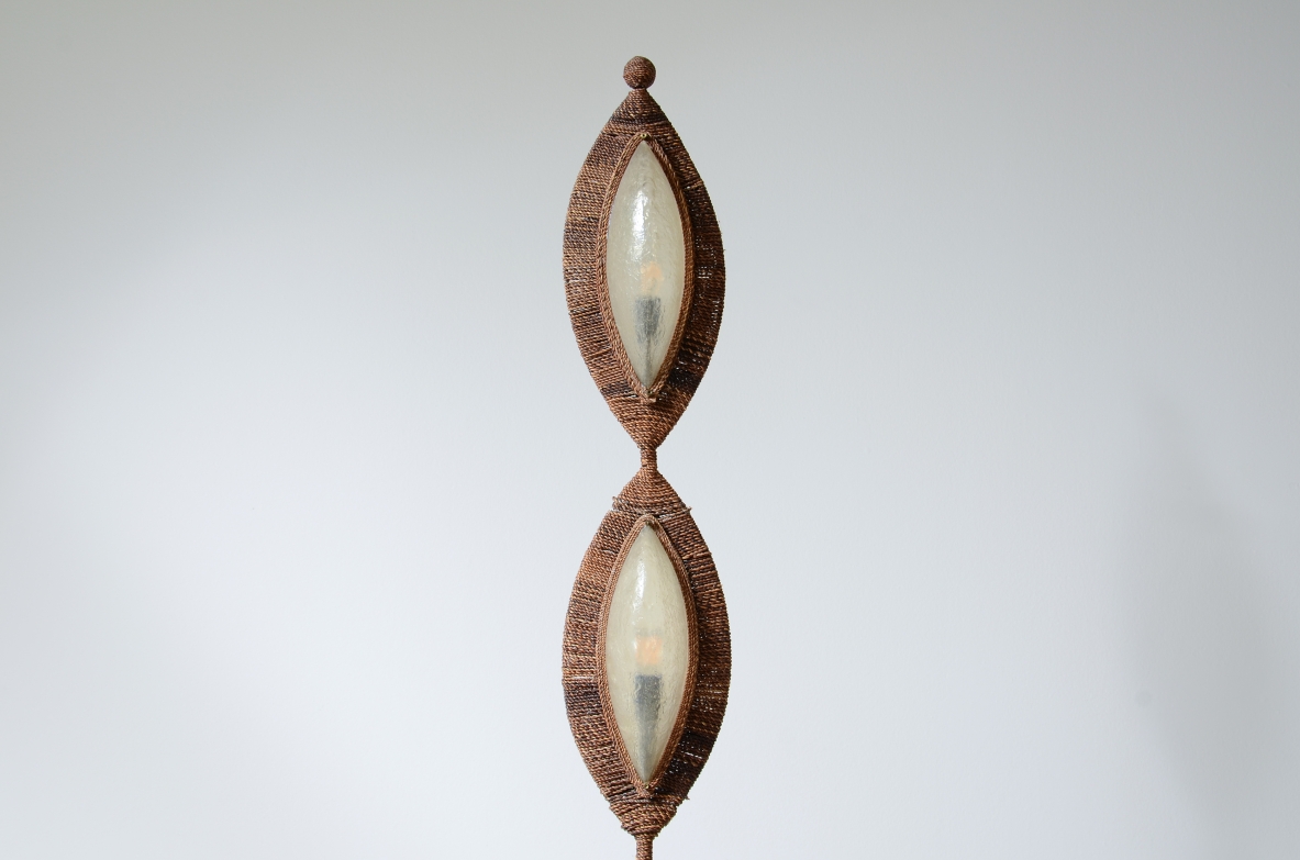 Rara lampada da terra in bronzo rivestito in corda, Manifattura francese anni 60ca.