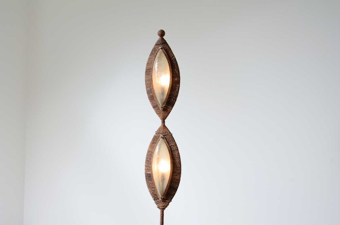 Rara lampada da terra in bronzo rivestito in corda, Manifattura francese anni 60ca.