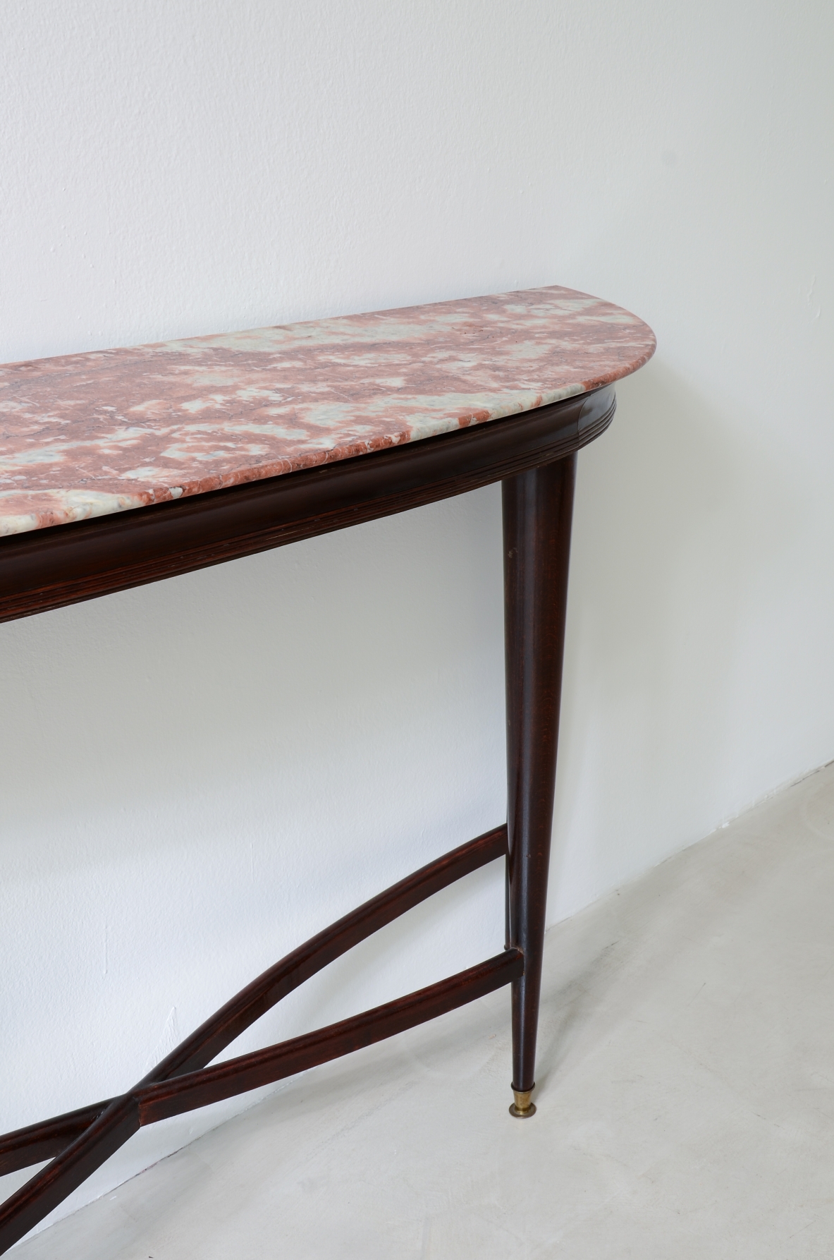 Elegante console in mogano con piano in marmo e puntali in ottone. Paolo Buffa 1940
