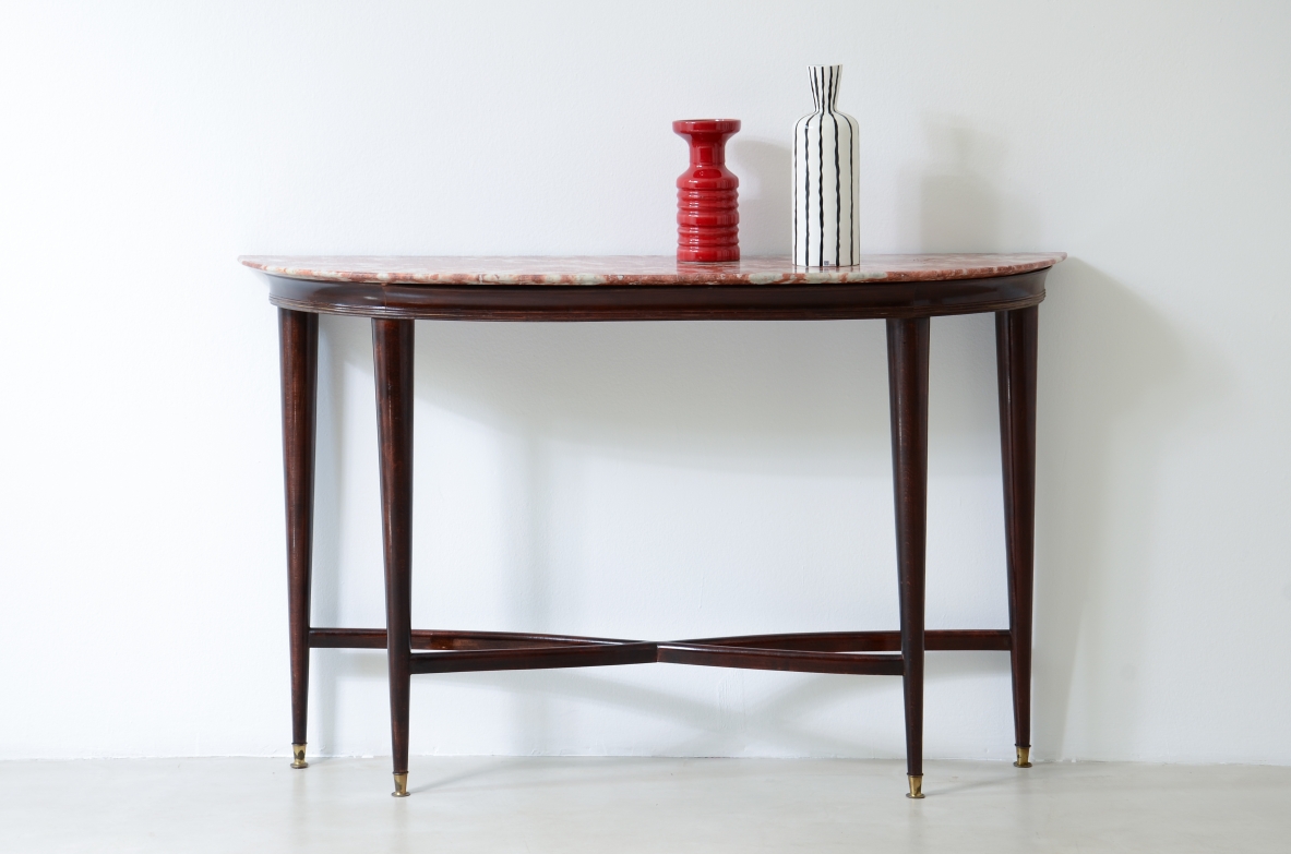 Elegante console in mogano con piano in marmo e puntali in ottone. Paolo Buffa 1940
