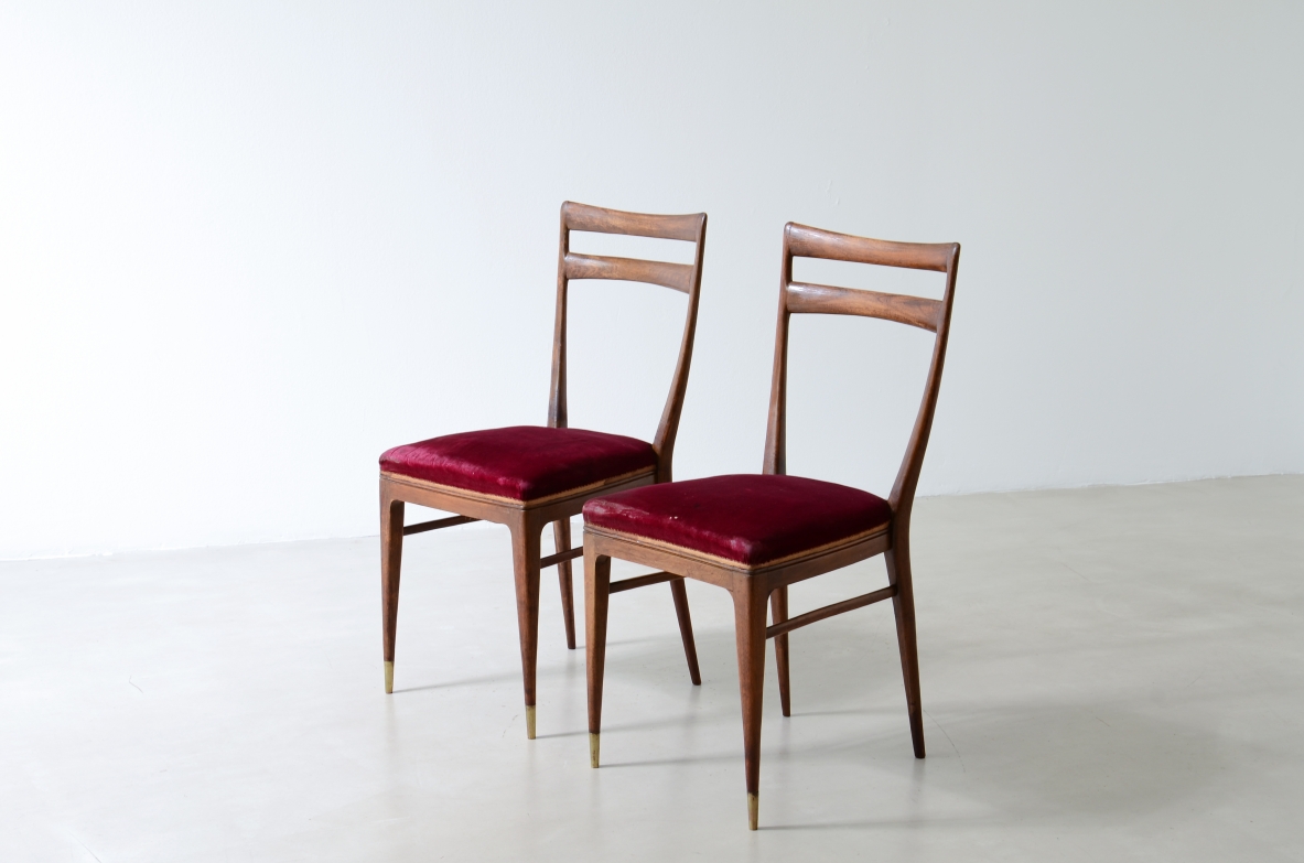 Guglielmo Ulrich Eight elegant turned walnut chairs, Manufactured by Arca Milano in the 1940s