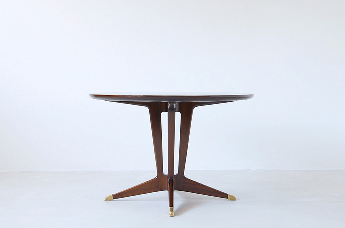 Guglielmo Ulrich, elegante tavolo in mogano con piano in marmo verde alpi e puntali in ottone, 1950ca.