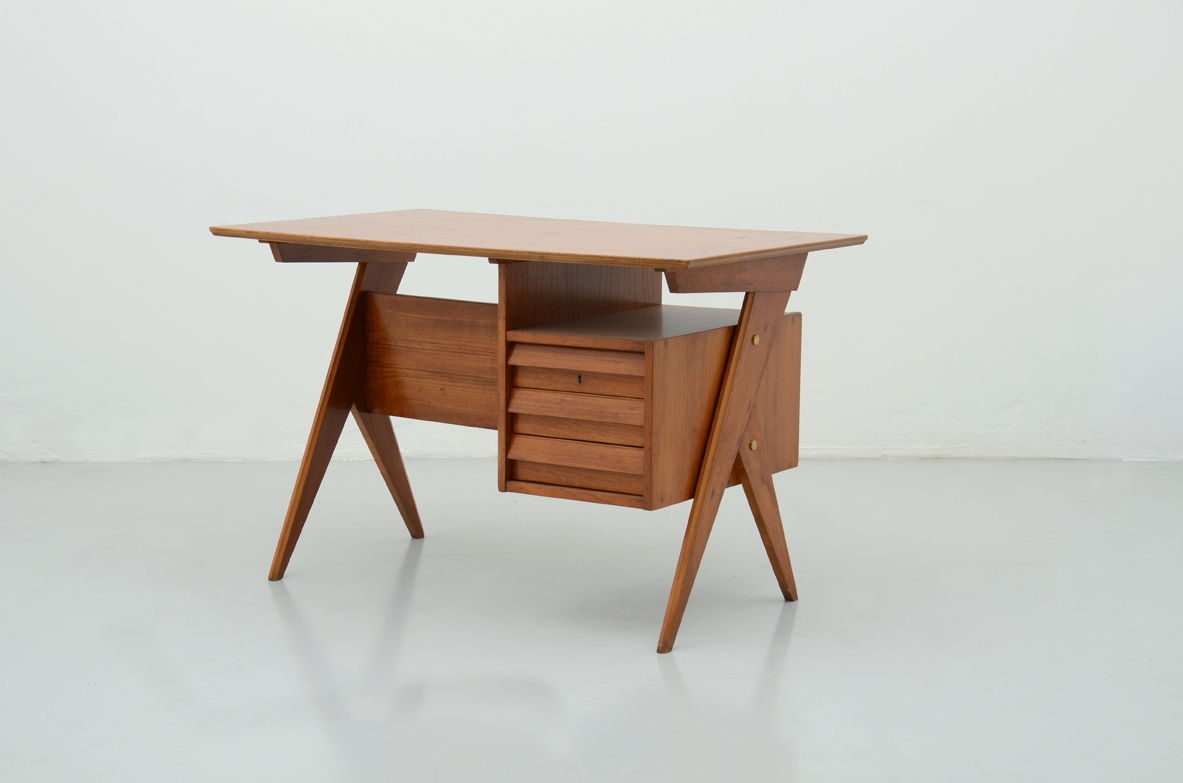 Scrivania vintage con cassetti anni 1950