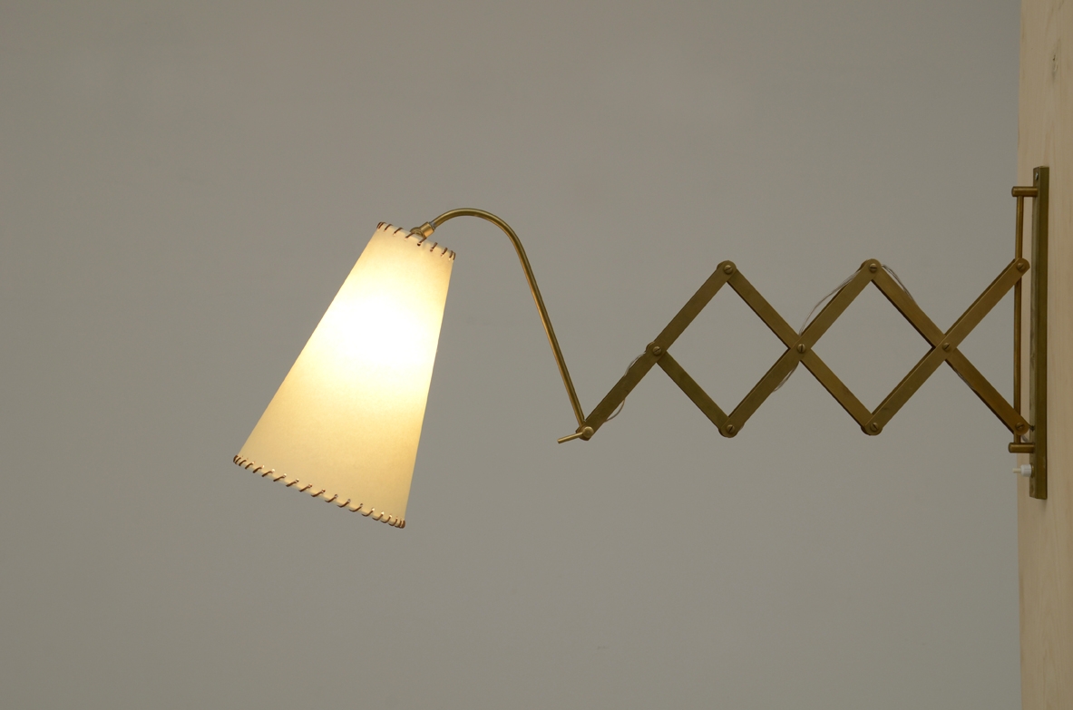 Italian 1950's wall light in bronze