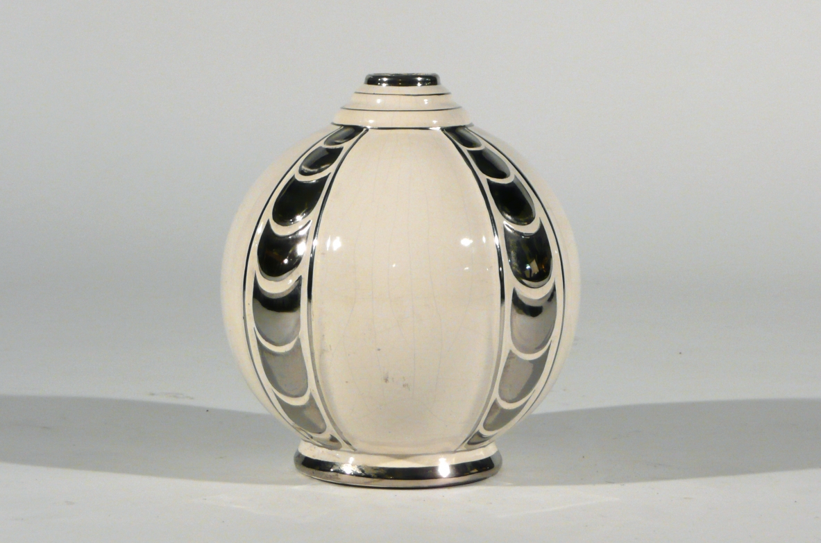 Vaso in ceramica con decorazioni in argento.  Francia 1930.