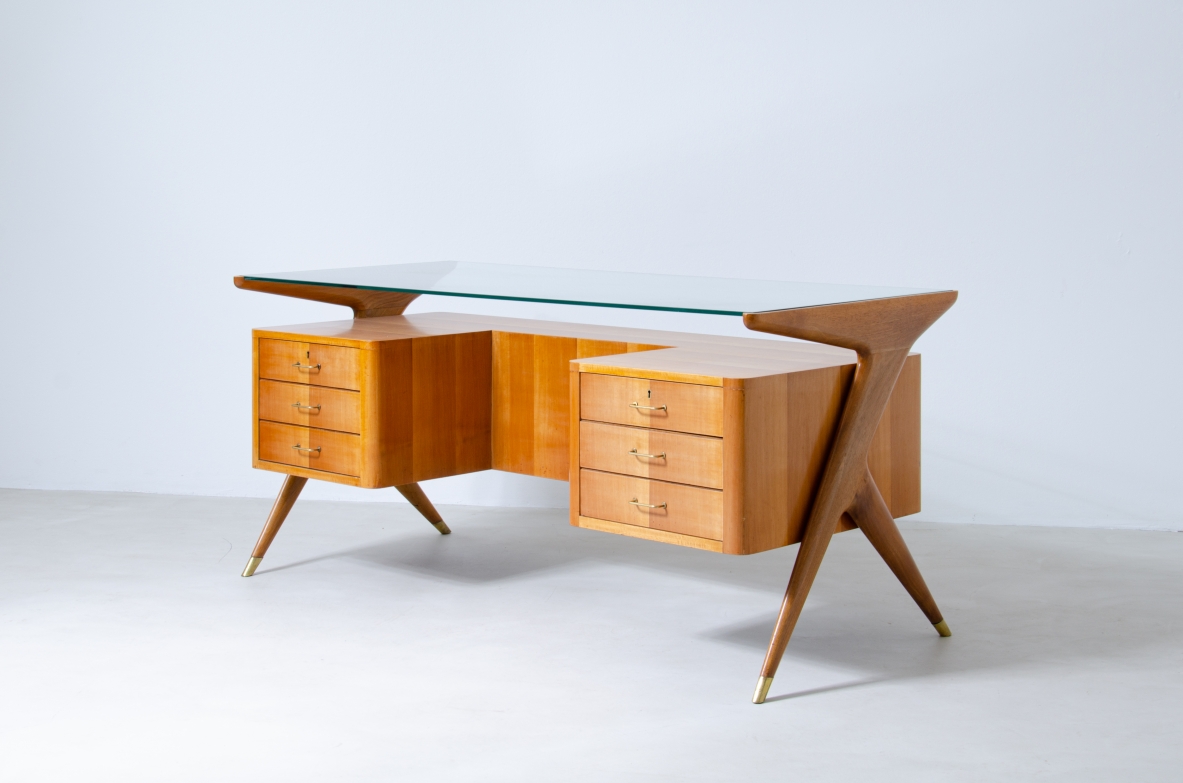 Scrivania in legno biondo con piano in vetro di grande spessore Italia 1950ca.