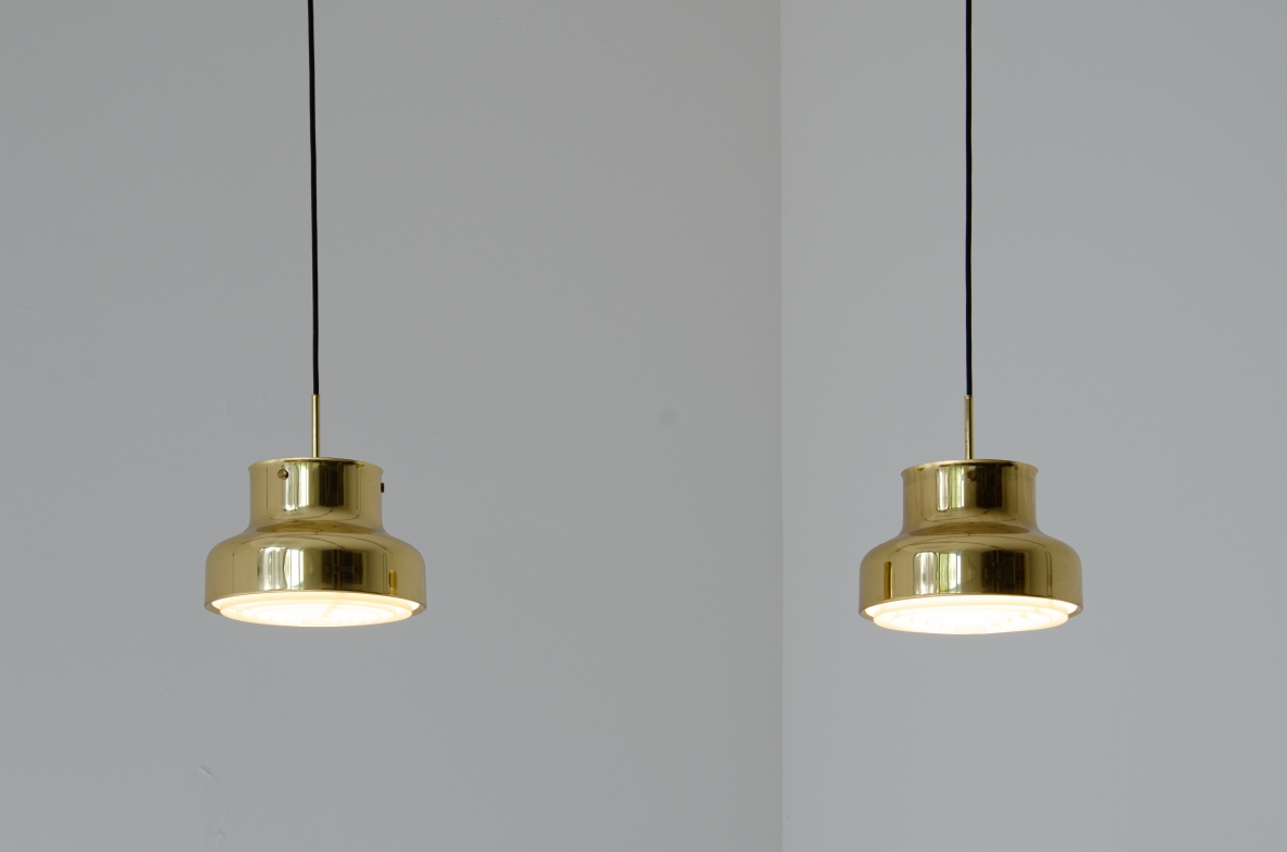 Coppia di lampadari in ottone disegnati da Anders Pehrson per Atelje. Svezia 1970ca
