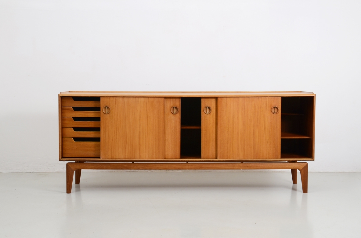 Credenza in rovere biondo a quattro ante scorrevoli, Italia 1950ca.