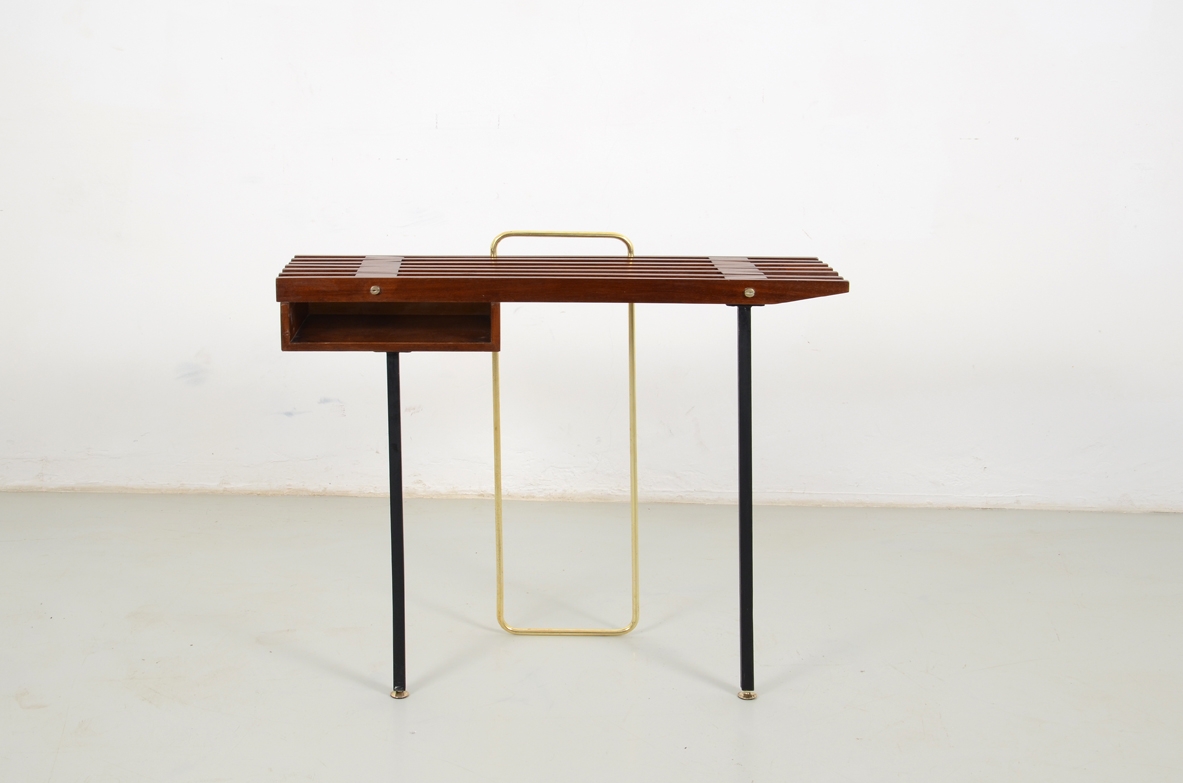 Piccola console con piano a listelli in tek e gambe in metallo e ottone, Italia 1960ca