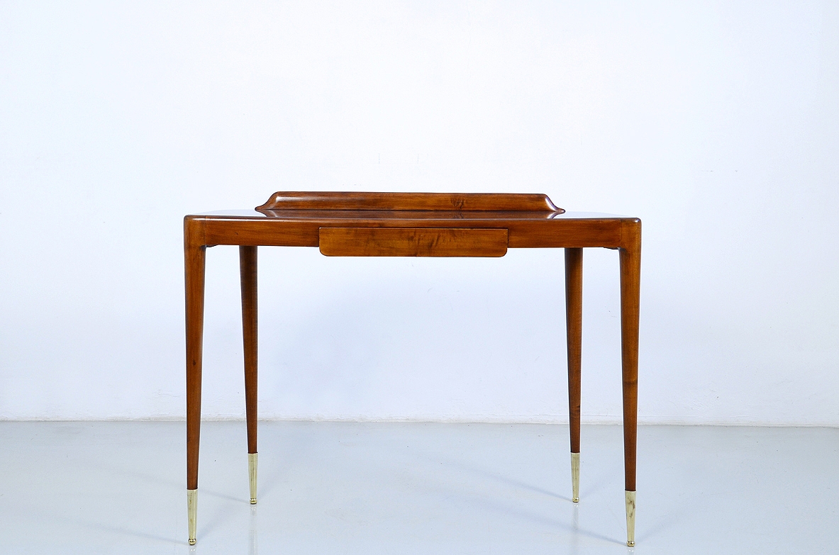 Elegante console con sottili gambe tornite e lunghi puntali in ottone, piano in opaline rosso scuro. Italia 1950ca.