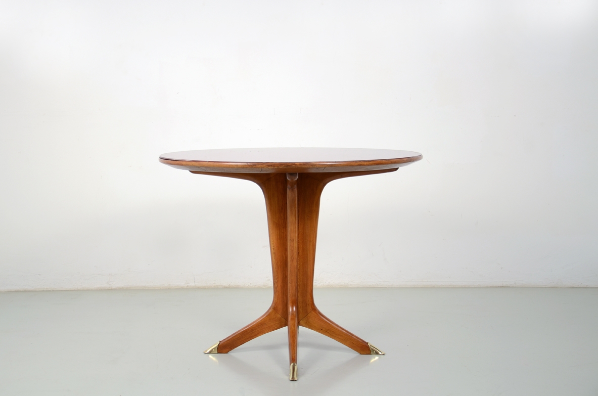Tavolo in noce con puntali in ottone e piano in opaline rosso scuro, Italia 1950ca.