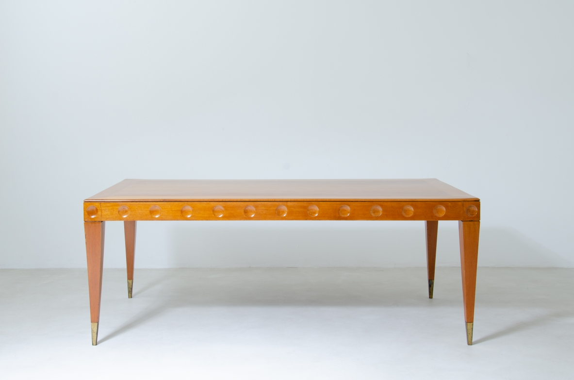 Gio Ponti, elegante tavolo da pranzo in ciliegio con puntali in ottone. 1950ca.