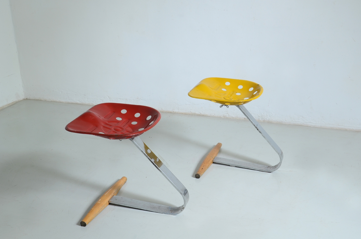 Castiglioni, coppia di sedute Mezzadro con struttura in acciaio, metallo laccato e legno.