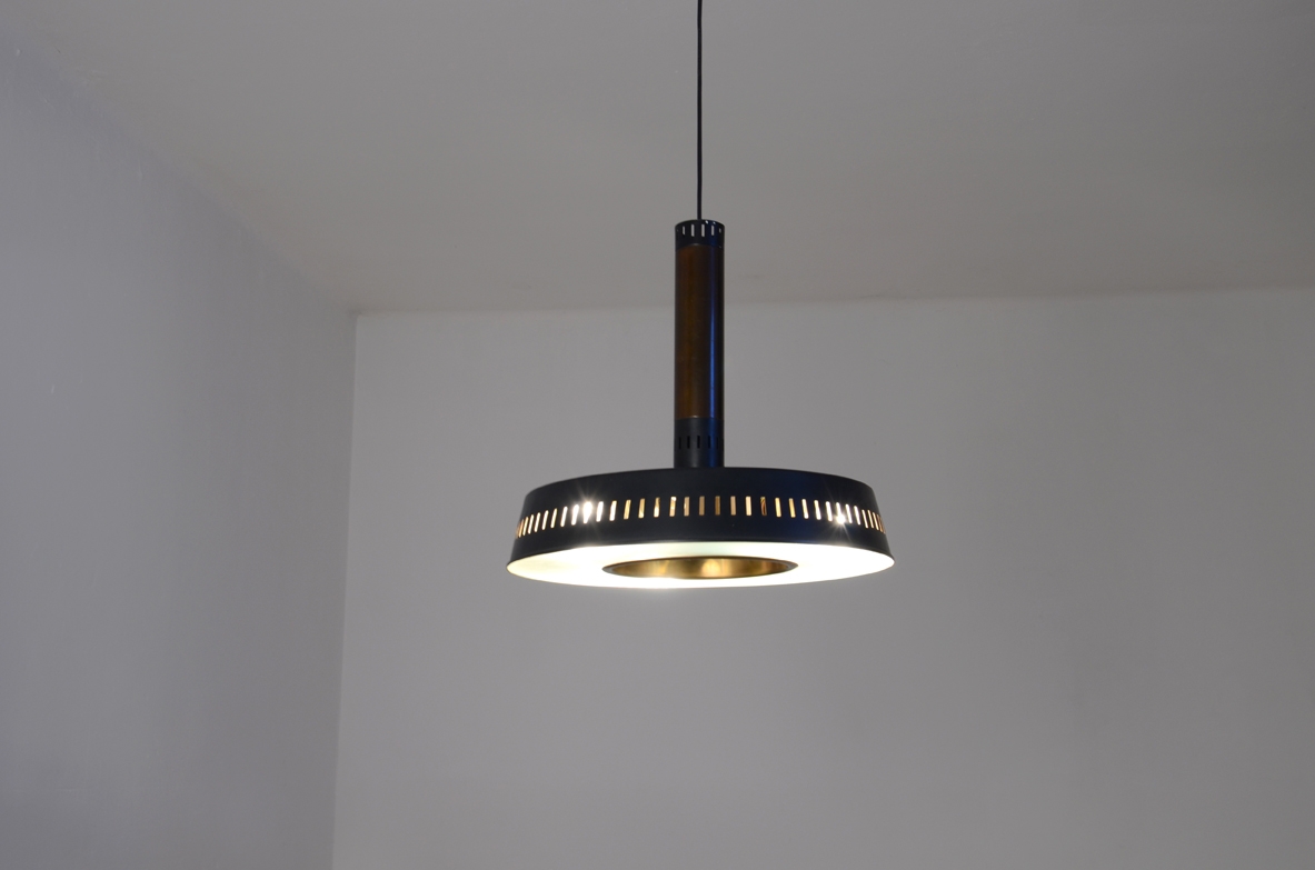 Rara la lampada a sospensione in metallo laccato, ottone e vetro stampato. Prod. Stilnovo 1960.