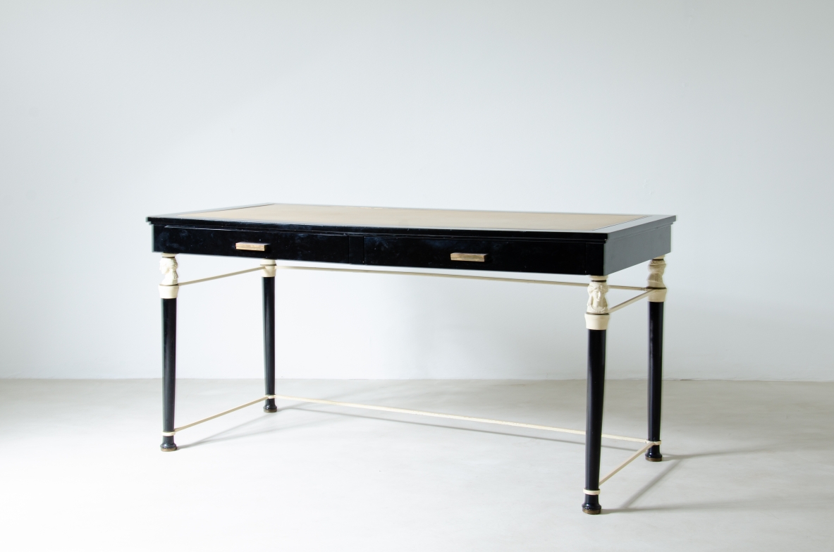 Stèphan Boudin, Maison Jansen, scrittoio in legno e metallo laccato con citazioni di gusto "Retour d'Egypte". Gambe tronco coniche con capitelli a forma di sfinge, piano in pelle e maniglie in bronzo, Parigi 1960ca.