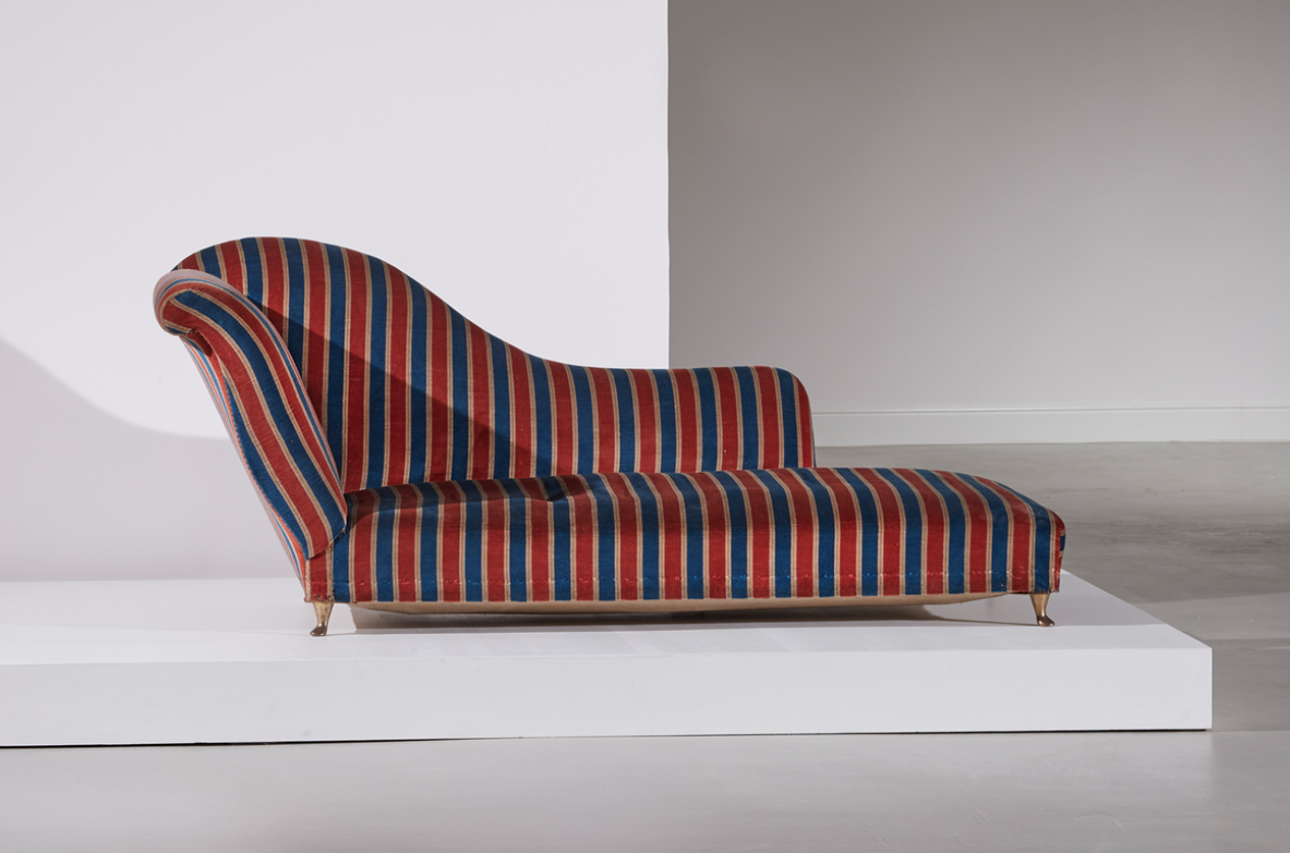 Dormeuse in ottone e velluto imbottito. Produzione I.S.A Bergamo anni '50.