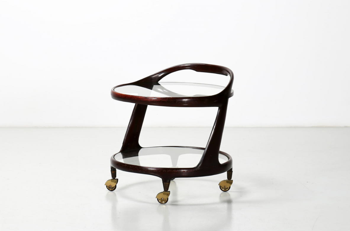 Carrello in mogano con dettagli in ottone e ripiani in cristallo molato.