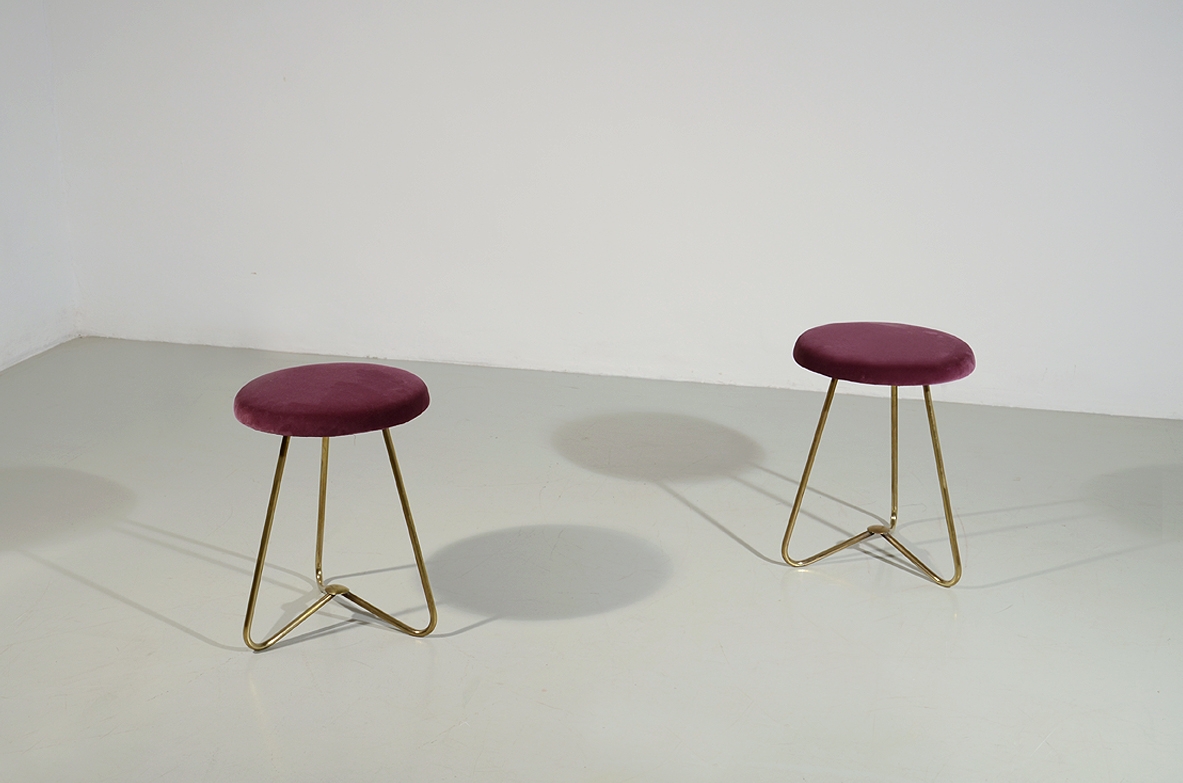 Coppia di piccoli sgabelli in ottone curvato. Manifattura Italiana 1950ca.
