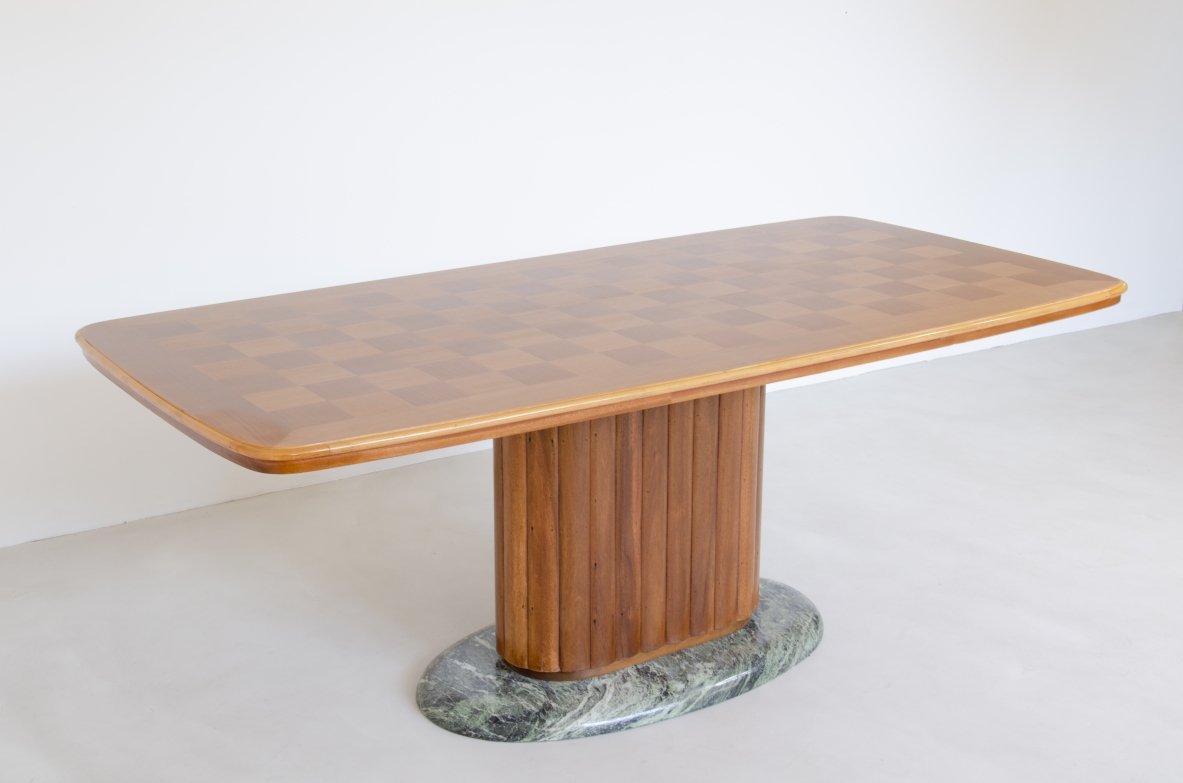 Vittorio Dassi, grande tavolo a colonna centrale con base in marmo Verde Alpi e piano con intarsi a scacchiera in ciliegio. Produzione Dassi Torino, 1940ca.
