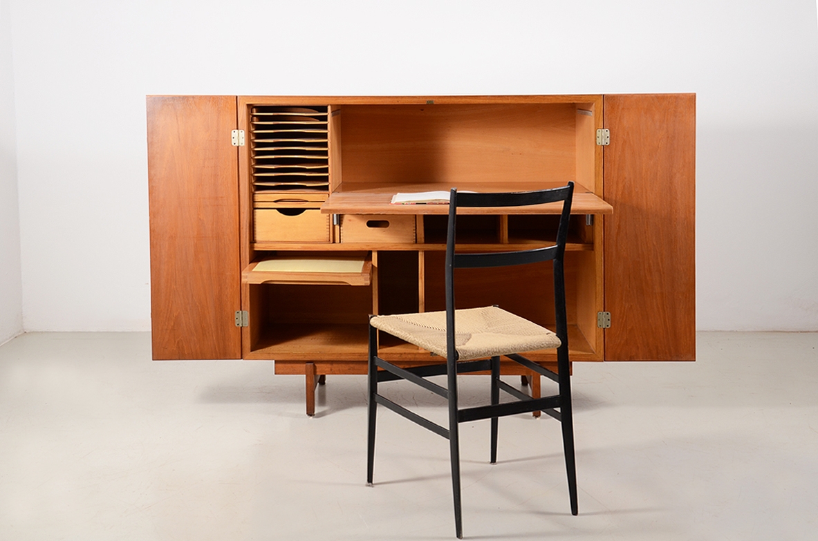 Mobile ultra-funzionale da ufficio, o da smart working. Scomparti, cassetti e piano scrittoio estraibile in legno di rovere. Manifattura italiana, 1960ca.
